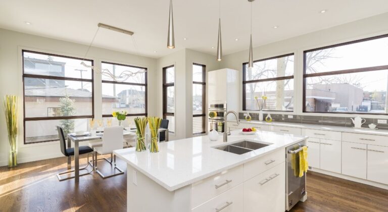 vantagens das esquadrias de alumínio - imagem de uma cozinha com janelas grandes e esquadrias de alumínio