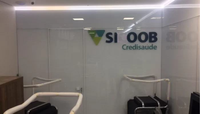 01-Durabil-Vidros-Sicoob-Plaza-Doro-Shopping-Porta-e-Parede-em-Vidro-Temperado-scaled