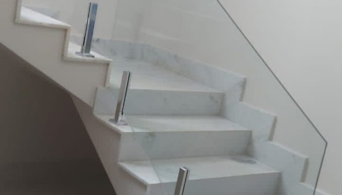 guarda corpo de vidro com torres cromadas